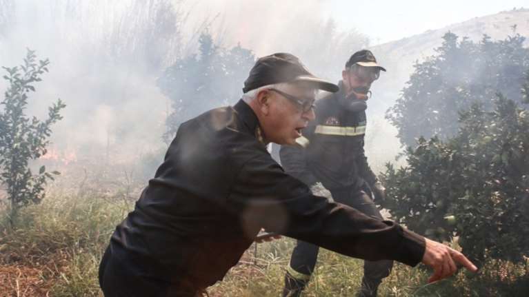 &quot;Στο ντιβάνι&quot; και οι πυροσβέστες