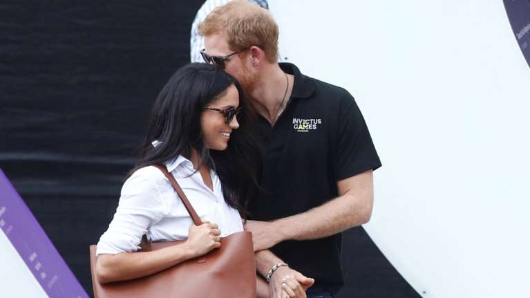 Το τρυφερό «κρυφό» φιλί του πρίγκιπα Χάρι στη Μέγκαν Μαρκλ