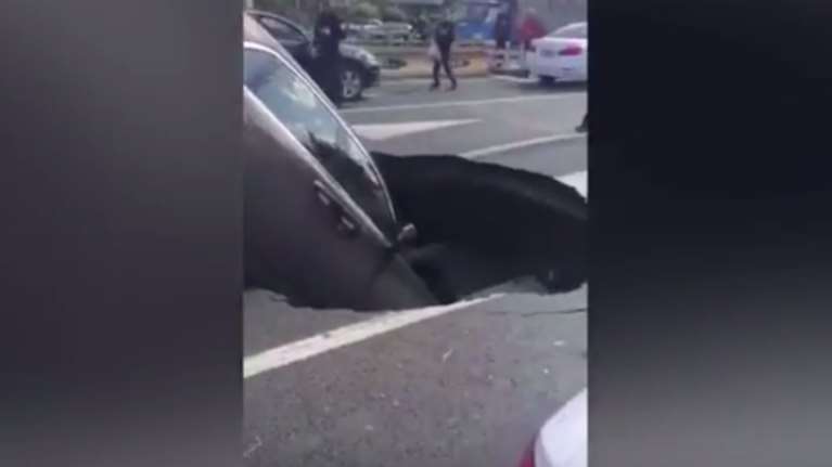 «Μαύρη τρύπα» καταπίνει πανάκριβη Rolls-Royce! video