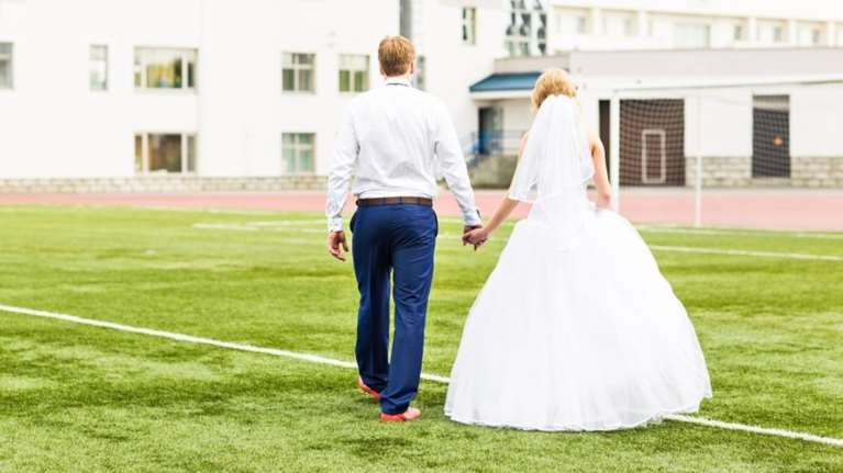 Από τον γάμο στο γήπεδο! Η νύφη στο πέταλο των οπαδών (ΦΩΤΟ)