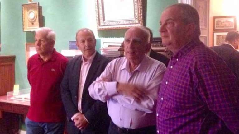 Δυναμική ...επανεμφάνιση Καραμανλή σε ταβέρνα της Κέρκυρας