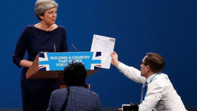 Φαρσέρ διέκοψε την ομιλία της Μέι σε συνέδριο - βίντεο