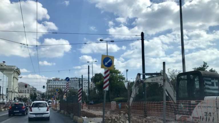 Εργάτης καταπλακώθηκε από μεγάλες πέτρες στα έργα του τραμ στον Πειραιά