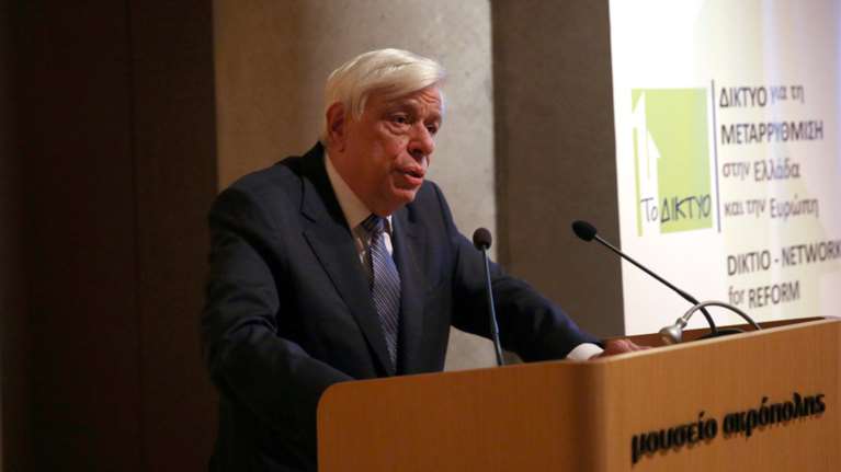 Πρ.Παυλόπουλος: Παράνομο &amp; ανυπόστατο το δημοψήφισμα στην Καταλονία