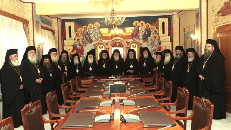 Η Ιερά Σύνοδος ρίχνει το γάντι: Να αποφασίσει ο λαός για τον διαχωρισμό