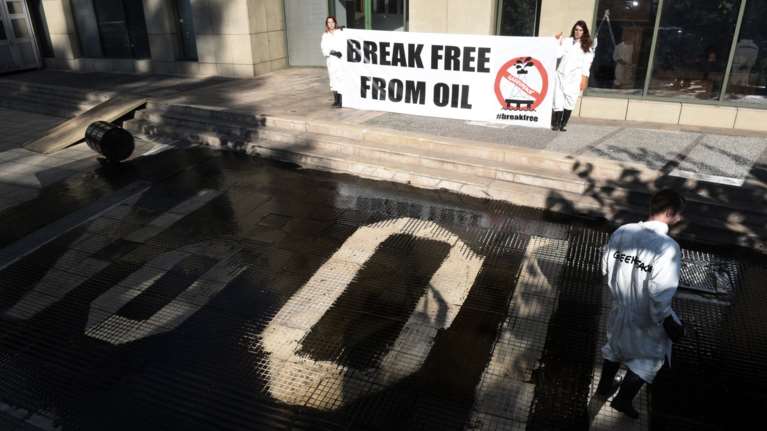 «Πετρελαιοκηλίδα» διαμαρτυρίας έξω από το υπουργείο Ενέργειας