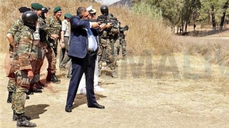 Ο ...μάχιμος Καμμένος εκτελεί βολές και με τη γραβάτα