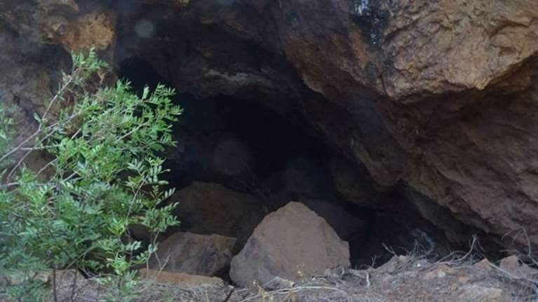 Σε Ελληνα με ποινικό μητρώο τα οστά σε βαλίτσα σε στοά του Σουνίου