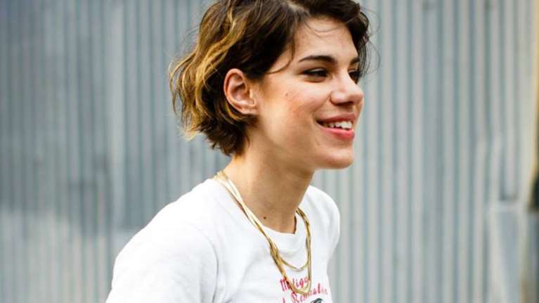 H Μόνικα τραγουδά στο αεροδρόμιο Ελ. Βενιζέλος