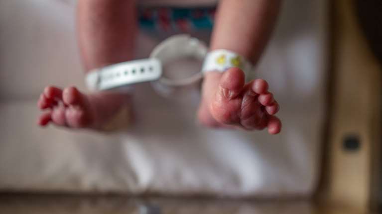 Ισόβια στον 22χρονο πατέρα που σκότωσε τη μόλις δυο ημερών κόρη του