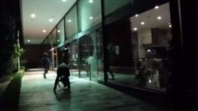 Ο Ρουβίκωνας έσπασε με βαριοπούλες τις τζαμαρίες του TAXIS