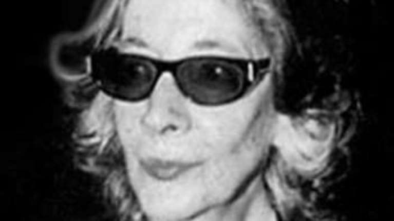 Αυτή ήταν η Λούλα Αναγνωστάκη πίσω από τα μαύρα της γυαλιά