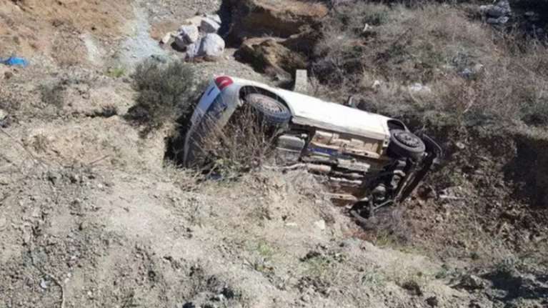 Φάρσαλα: Έπεσε με το αυτοκίνητο σε γκρεμό και σώθηκε (φωτό)