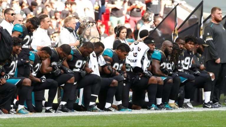 Γονάτισαν οι παίκτες φούτμπολ στον εθνικό ύμνο,αποχώρησε ο Πενς από αγώνα