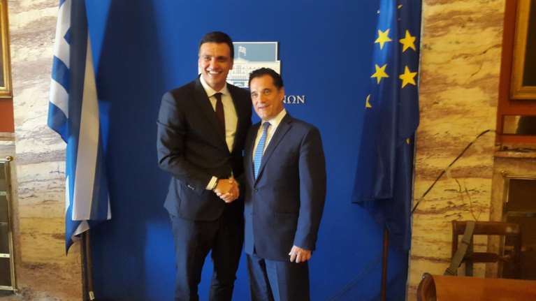 Η... ανεπίσημη παράδοση παραλαβή Άδωνι-Κικίλια στη Βουλή