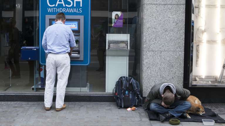 Λονδίνο η πρωτεύουσα της φτώχειας: Ρεκόρ εργαζομένων σε ένδεια