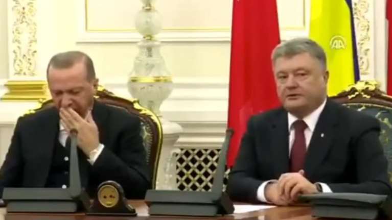 Ο Ερντογάν κοιμήθηκε σε συνέντευξη τύπου στην Ουκρανία  video