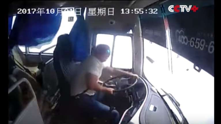 Τρομακτικές σκηνές μέσα σε λεωφορείο τη στιγμή που τουμπάρει