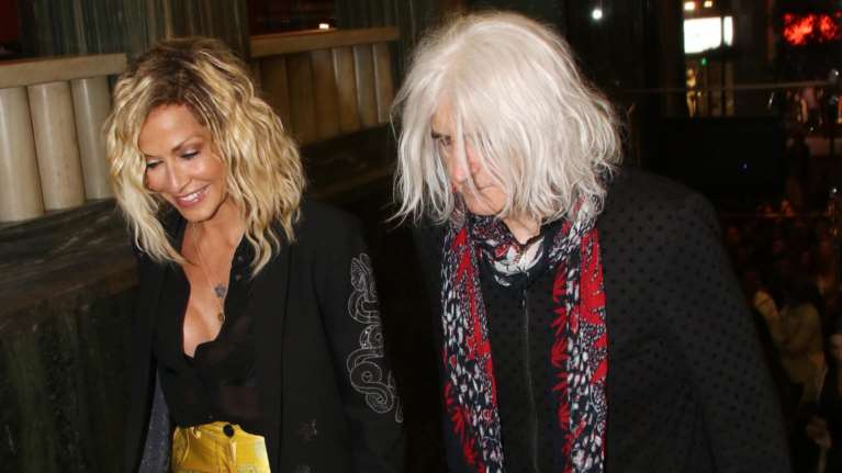 Βίσση - Καρβέλας μαζί στο θέατρο: Το ανατρεπτικό ντύσιμο της τραγουδίστριας