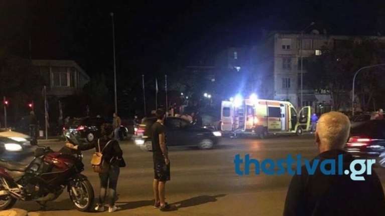 Αυτοκίνητο πέρασε κόκκινο και εμβόλισε μηχανή