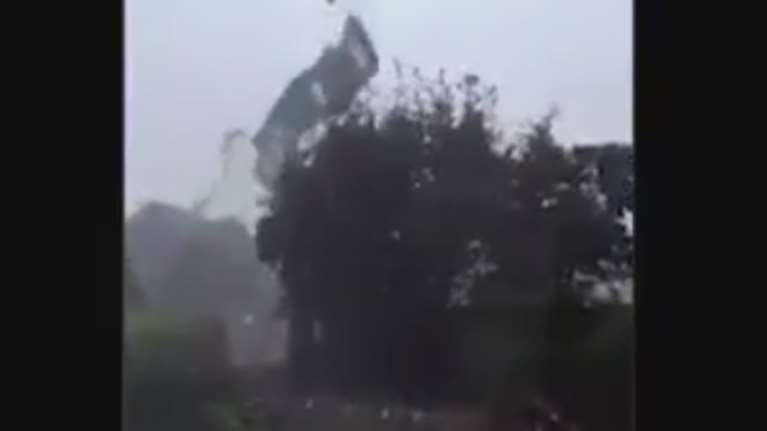 Η καταιγίδα «Οφηλία» ξηλώνει στέγη από σχολείο