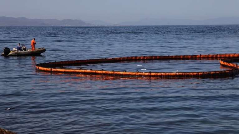 Ρύπανση στη θάλασσα στο Κερατσίνι από φορτηγό πλοίο