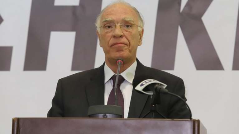 Όχι μόνο δεν παραιτήθηκε αλλα πήρε το γραφείο του Μητσοτάκη στη Βουλή