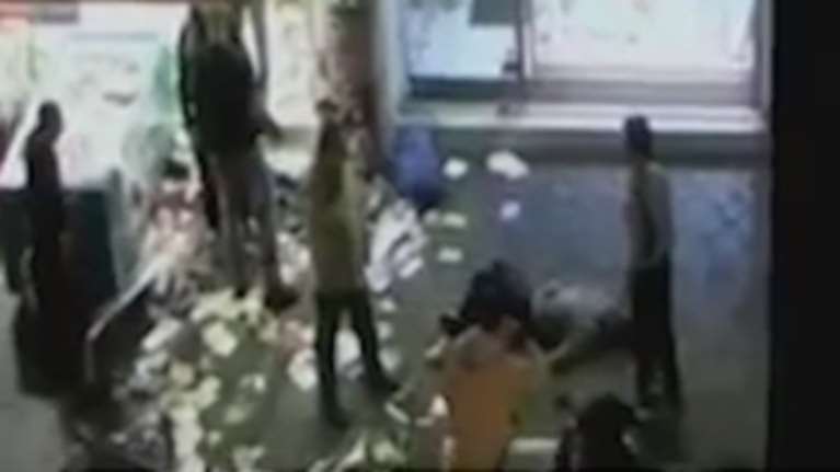 Βίντεο-ντοκουμέντο με τον ακινητοποιημένο ληστή στο Π. Φάληρο