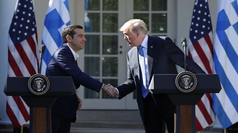 Τα καλά λόγια και τα deal πίσω από τη συνάντηση Τραμπ-Τσίπρα