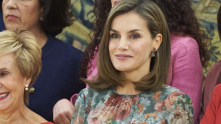 Η λαμπερή βασίλισσα Λετίσια στο παλάτι με φόρεμα Zara των 50 ευρώ