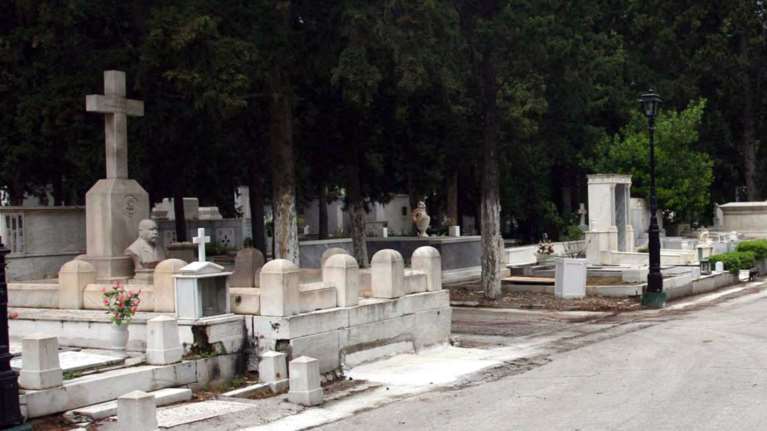 Αγριο έγκλημα μέσα στο β&#39; Νεκροταφείο Αθηνών με θύμα νεαρή γυναίκα