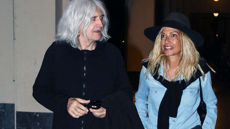 Βίσση - Καρβέλας: Η κάζουαλ βόλτα τους στη νυχτερινή Αθήνα