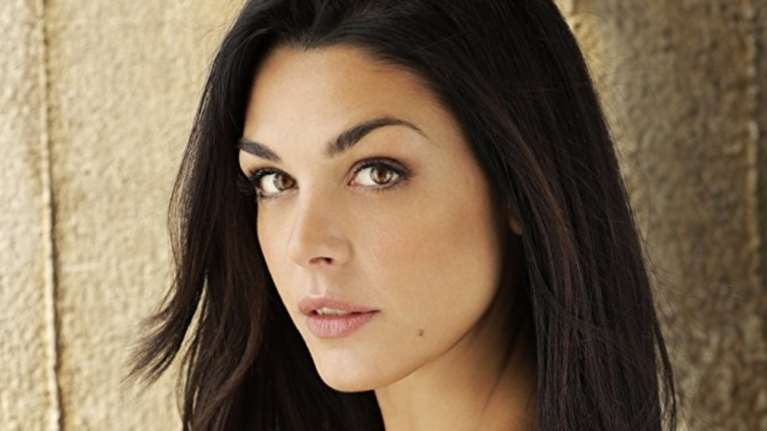 Ιωάννα Τριανταφυλλίδου – Κίμων Κουρής: Μαζί σε πάρτι στον Πειραιά - Το καταπληκτικό σατέν one shoulder τοπ της ηθοποιού