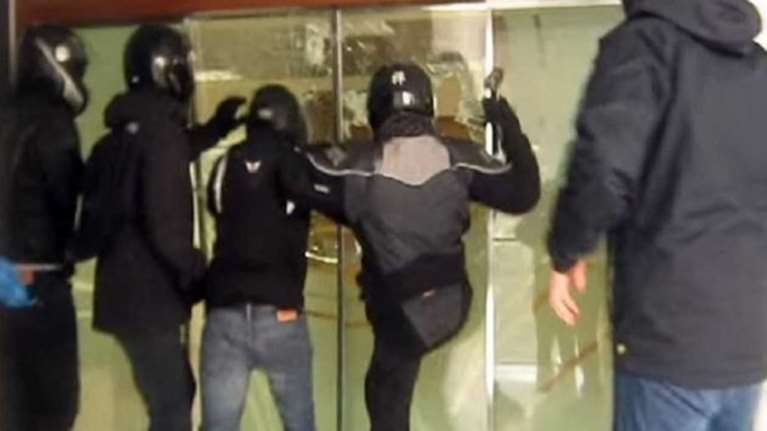 «Ντου» Ρουβίκωνα στο Κέντρο Είσπραξης Ασφαλιστικών Οφειλών στην Πειραιώς