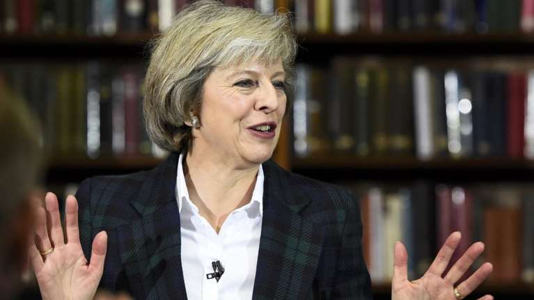 Η Μέι στους 70.000 Έλληνες της Βρετανίας: Μείνετε εδώ