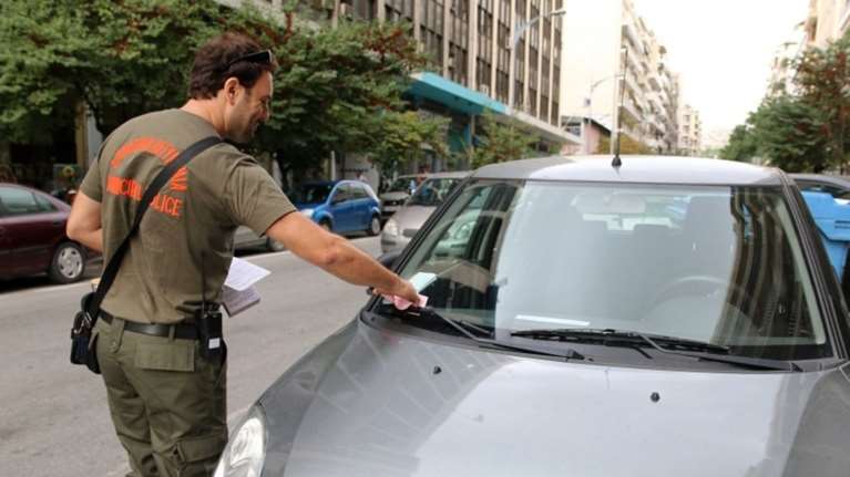 Το απίστευτο σημείωμα ενός οδηγού στη δημοτική αστυνομία