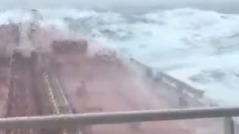 Η μάχη ενός τάνκερ με τεράστια κύματα στην Ιρλανδία (ΒΙΝΤΕΟ)
