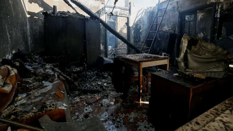 Πυρπόλησε το σπίτι του - Νεκρές οι 3 από τις 4 κόρες του