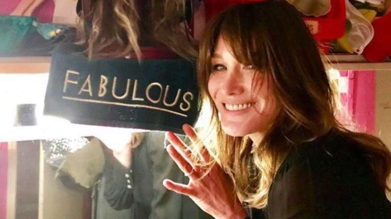 Η κόρη των Μπρούνι-Σαρκοζί χορεύει στο πάρτι γενεθλίων της ως πριγκίπισσα