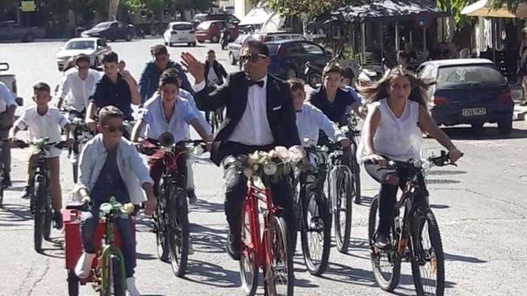 Γαμπρός στην Κρήτη πήγε στην εκκλησία με… ποδήλατο μαζί με τους μαθητές του