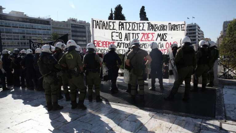Eπεισόδια με τραυματία στις συγκεντρώσεις στο Σύνταγμα