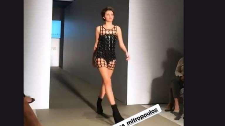 Η 16χρονη κόρη της Βάνας Μπάρμπα στην πασαρέλα ως επαγγελματίας μοντέλο