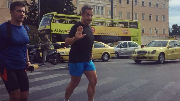 Ο Σαρκοζί έπαθε ...Τσίπρα και βγήκε για τρέξιμο στο Σύνταγμα