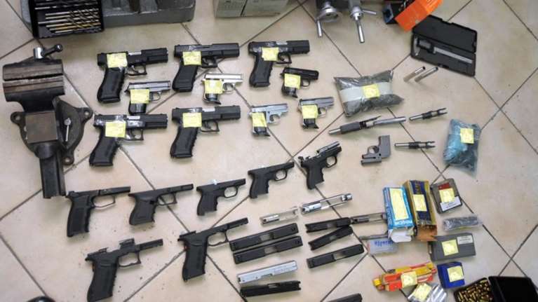 Συνελήφθη 46χρονος στην Ελευσίνα για κατοχή όπλων