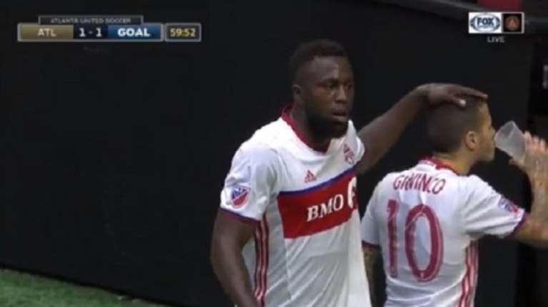 Οπαδός πέταξε μπύρα μετά το γκολ και ο επιθετικός την ήπιε!