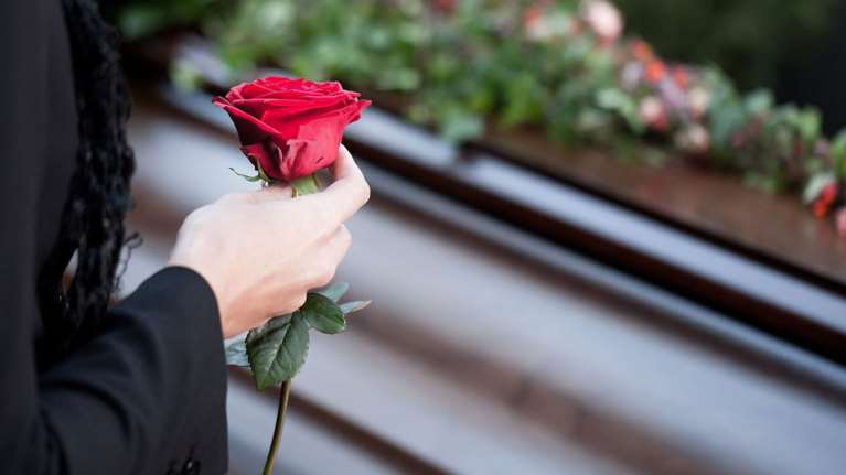 Έγινε και αυτό: Κηδείες νεκρών με... νοικιασμένα φέρετρα