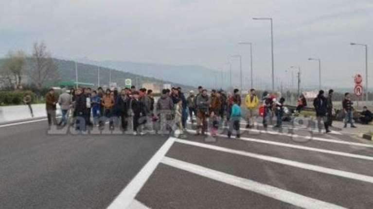 Σύροι πρόσφυγες έκλεισαν την ε.ο Αθηνών - Λαμίας. Πώς γίνεται η κυκλοφορία