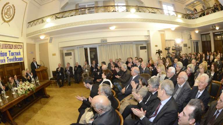 Εξοντωτικές οι μειώσεις στις συντάξεις μας λένε οι δικαστές: τί απειλούν