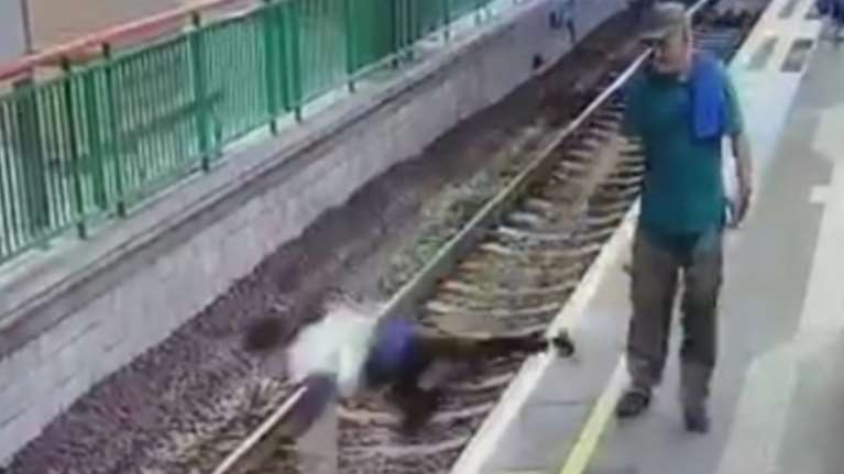 Σοκ: Την σπρώχνει και πέφτει με τα μούτρα στις ράγες του μετρό
