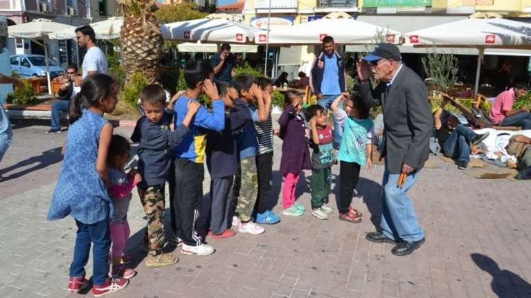«Στρατηγός» ο μπαρμπα-Κώστας για καμιά δεκαριά προσφυγάκια  (Εικόνες)